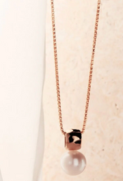 IDYLL PEARL NECKLACE (ROSE GOLD PLATED)